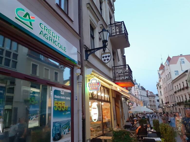 Bank Credit Agricole na starówce w Toruniu.