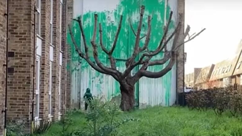 Mural w Londynie to dzieło Banksy'ego. Ludzie są zachwyceni swoim nowym "drzewem".