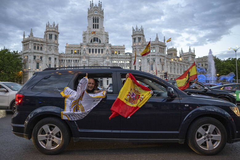 Kibice Realu Madryt świętują zdobycie przez klub tytułu mistrza Hiszpanii.
