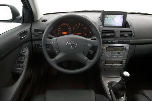 Fot. Toyota: Tablica przyrządów Avensis jest zaprojektowana nowocześnie.