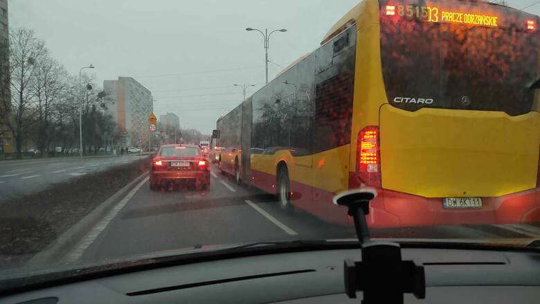 Autobusy na ul. Popowickiej stoją w korku razem z samochodami.