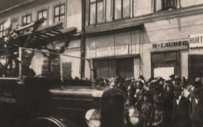 Przejazd wozu strażackiego i orkiestry przez oświęcimski Rynek w 1935 r.