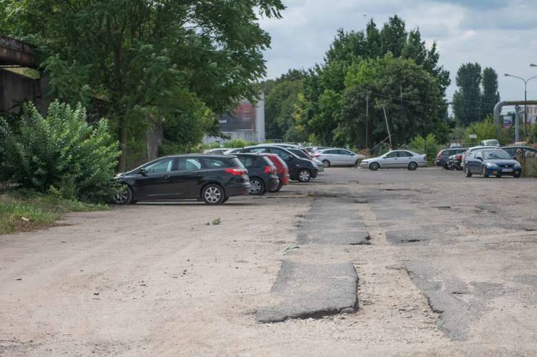 Wkrótce na dzikim parkingu przy stadionie Szyca nie będzie można pozostawić samochodu. Ustawiane są tam zapory i słupki uniemożliwiające wjazd