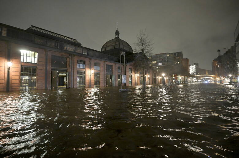 Niemcom grozi powódź. Orkan Zoltan sieje spustoszenie.