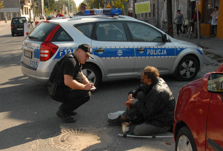 Bezdomny siedział na jezdni ul. Rudzkiej. 