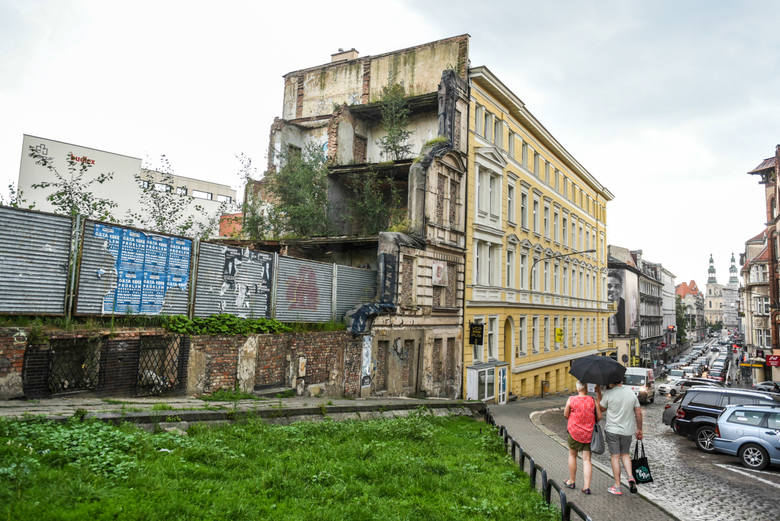 W lipcu 2011 r. zawaliła się ściana w kamienicy przy ul. Krysiewicza 3. W efekcie wyburzono też żelazko