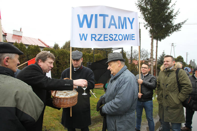 <strong>W Sylwestra przyłączenie do Rzeszowa świętowali mieszkańcy drugiej części Miłocina. Prezydent Tadeusz Ferenc zaznaczał, że jakiekolwiek inwestycje na tym terenie będą konsultowane właśnie z nimi. Złożył też życzenia noworoczne. <br /> </strong><br /> - Pytamy mieszkańców co należy robić,...