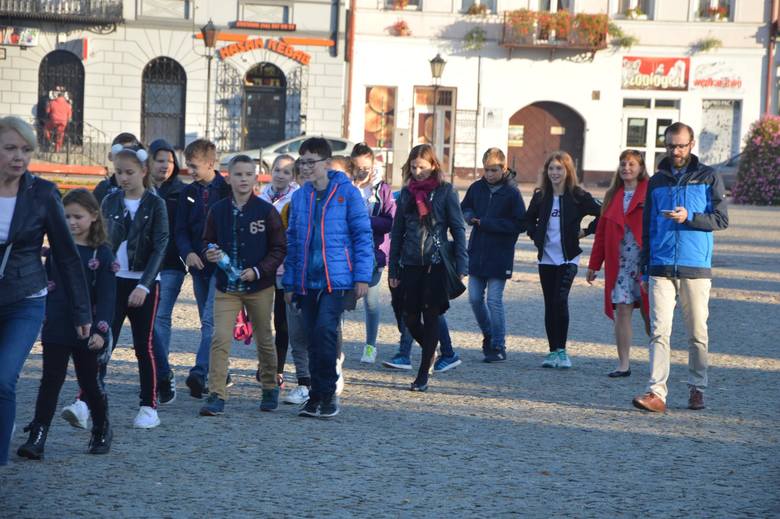 Uczniowie z Łowicza uczą się wartości pieniądza w ramach projektu "Małe miasto" [WIĘCEJ ZDJĘĆ]