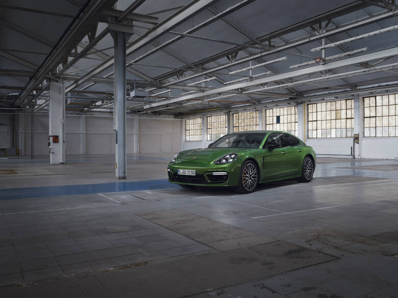 Porsche Panamera Nowe odmiany Porsche Panamera można już zamawiać. Pierwsze samochody pojawią się u dealerów na początku grudnia 2020 roku. Ceny Porsche