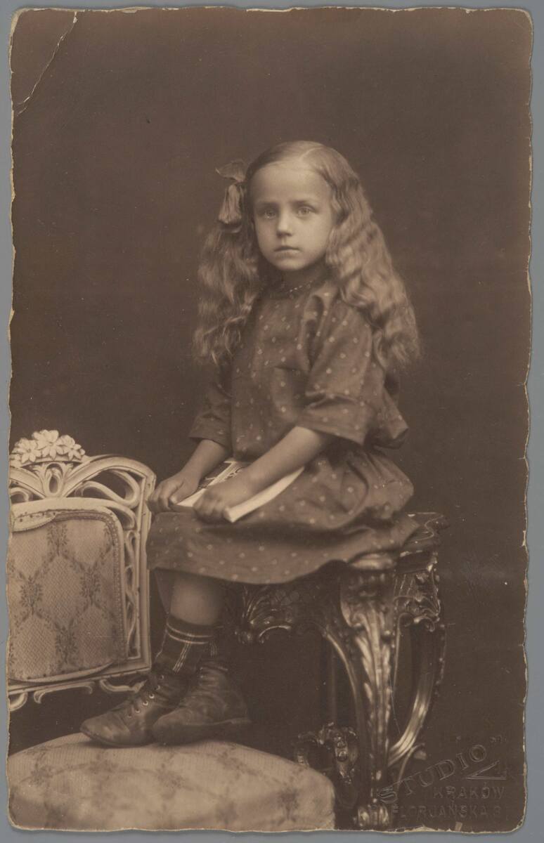 Portret dziewczynki; atelier „Foto Studio” Ignacego (Izaaka) Pretzla przy ul. Floriańskiej 31, lata 20. XX w. 