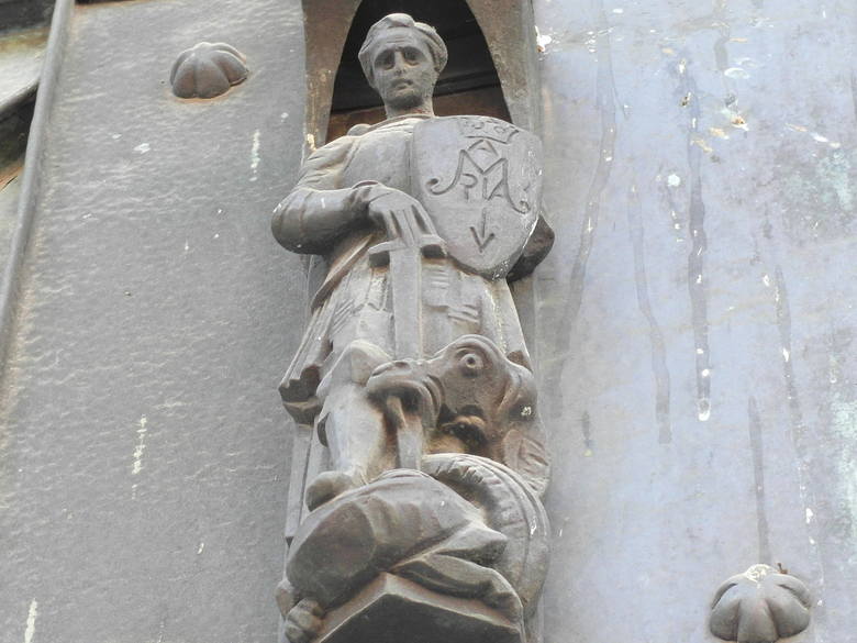 Rycerz, pogromca smoka, detal ze środkowego słupka północnej bramy do kościoła Mariackiego