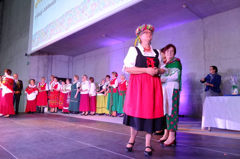 Teresa Tarach, szefowa KGW w Chrzelicach, podkreśla, że w ich wsi koło łączy kultury i pokolenia. 