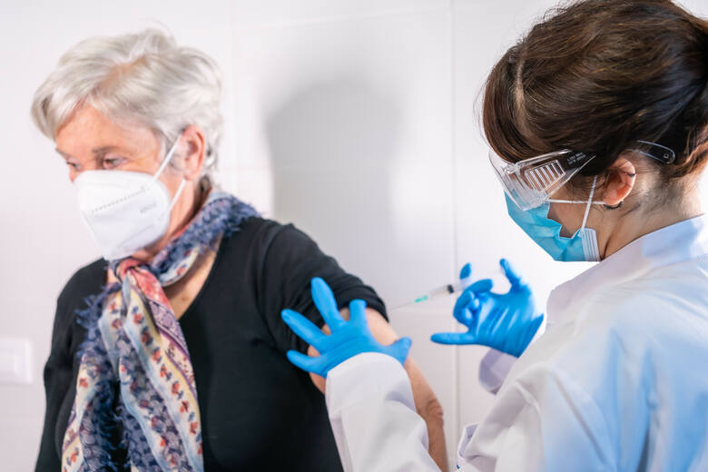 Od 6 grudnia w Polsce można zaszczepić się zaktualizowaną wersją szczepionki przecie COVID-19.
