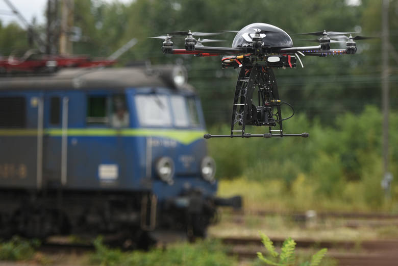 PKP Cargo kupiło drony do walki ze złodziejami węgla. Policjanci twierdzą, że nie tędy droga [WIDEO]