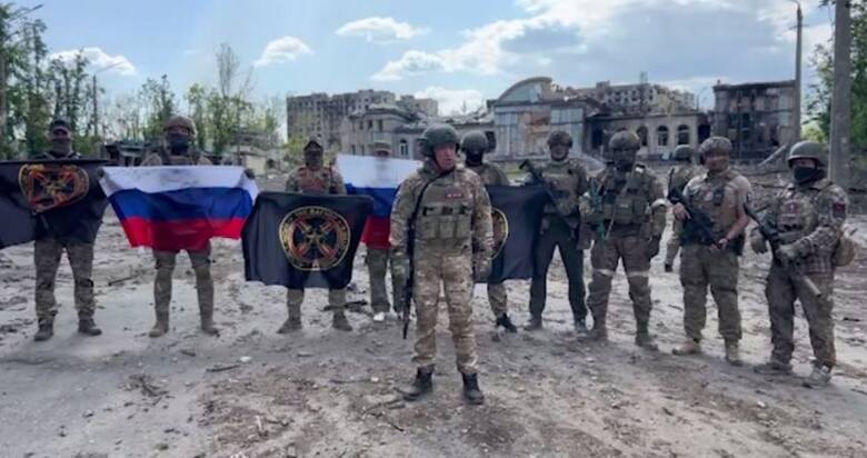 Prigożyn, od dawna skonfliktowany z częścią rosyjskiego establishmentu wojskowego dowodzącą inwazją na Ukrainę, domagał się "przywrócenia sprawiedliwości"