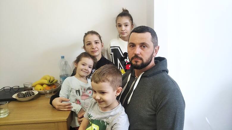 Ukraińska rodzina Dudar – mama Svitlana, tata Viktor i troje dzieci: 11-letnia Irina, siedmioletnia Nina i czteroletni Nazar – do Polski jechała ponad 30 godzin
