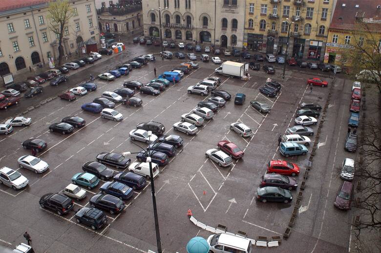 Władze miasta zdecydowały o zamknięciu parkingu na placu Szczepańskim pod koniec 2007 roku.