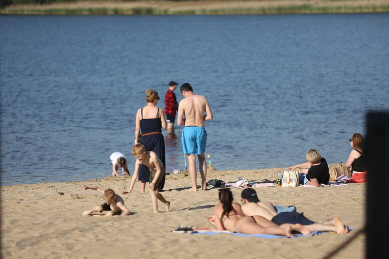 Polacy jednak niewiele robią sobie z rankingów. Wystarczyło kilka gorących dni na początku czerwca 2022, by tłumnie wyszli na plaże i zaczęli korzystać