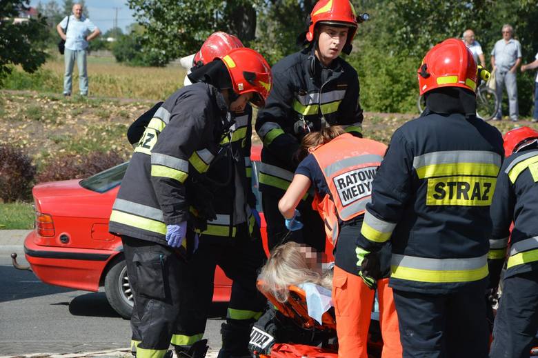 Wypadek w Łowiczu. 18-letnia motocyklistka zderzyła się z kierowcą BMW na ul. Starorzecze [ZDJĘCIA]
