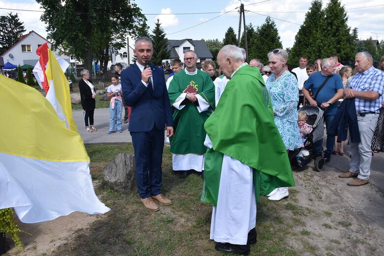 Księża z parafii MBF w Chojnicach; wójt Paweł Gibczyński