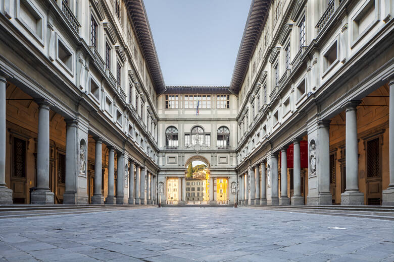 Plac Uffizi między skrzydłami Galerii Uffizi