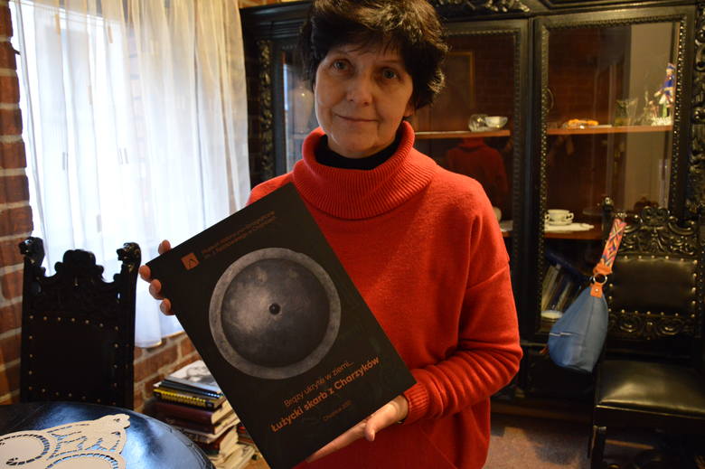 Hanna Rząska z chojnickiego muzeum prezentuje pracę poświęconą skarbowi z Charzyków. Pięknie  wydane opracowanie na pewno będzie świetnym przewodnikiem