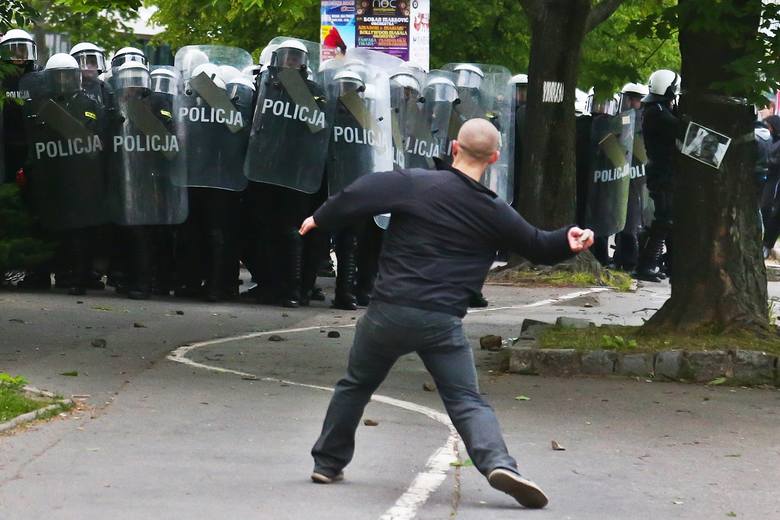 Protest przed komisariatem na Trzemeskiej we wtorek przerodził się w walkę grupy osób z policją