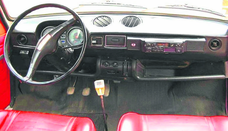 Tak wyglądało wnętrze wczesnych serii Fiata 128 i Zastavy 101. Czarne plastiki były dość tandetne 