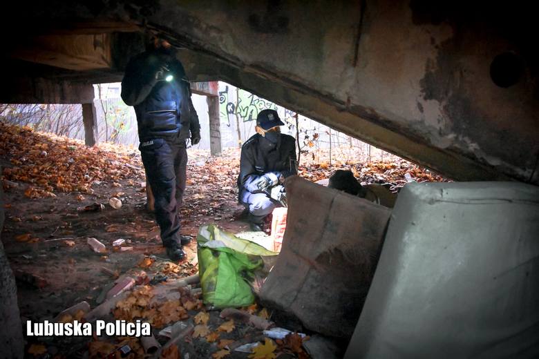 Gorzowscy policjanci pomagają bezdomnym. 