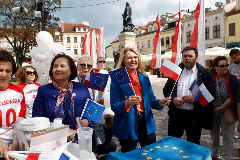 Elżbieta Łukacijewska na rzeszowskich Rynku przed wyborami do europarlamentu.