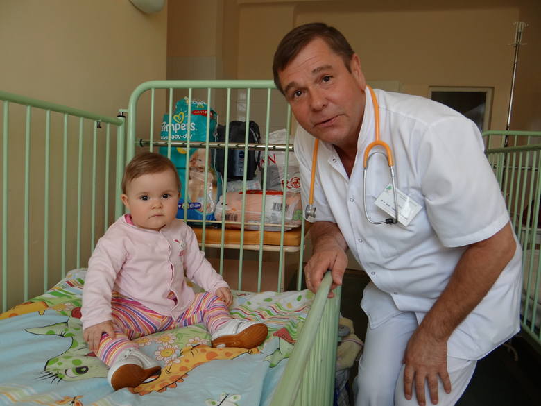Dr Tadeusz Bujnowski w szpitalu na oddziale dziecięcym, którego od lat jest ordynatorem