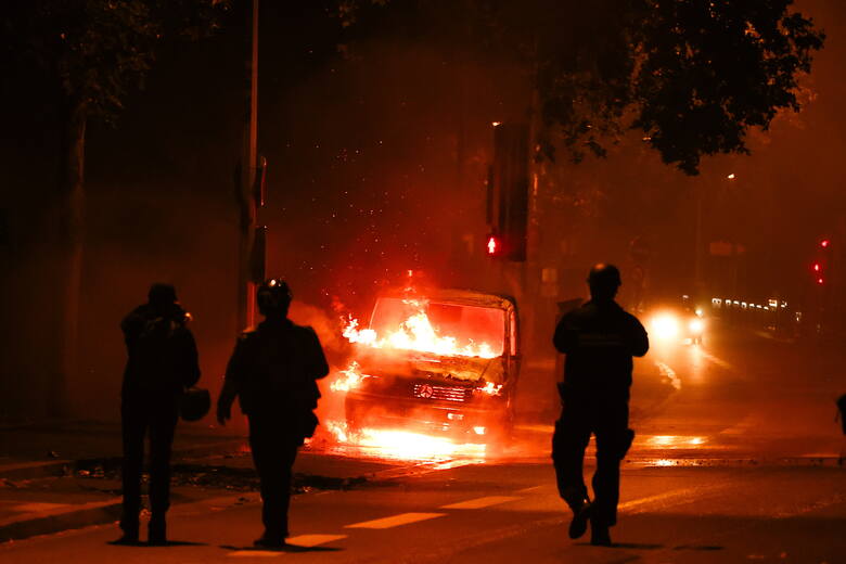 W nocnych zamieszkach we francuskich miastach z piątku na sobotę zostało rannych 79 policjantów.
