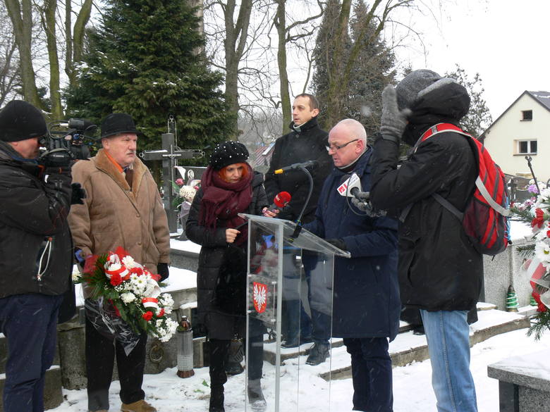 W Sandomierzu na Cmentarzu Katedralnym oddano hołd Żołnierzom Wyklętym. Złożono kwiaty i zapalono znicze.  
