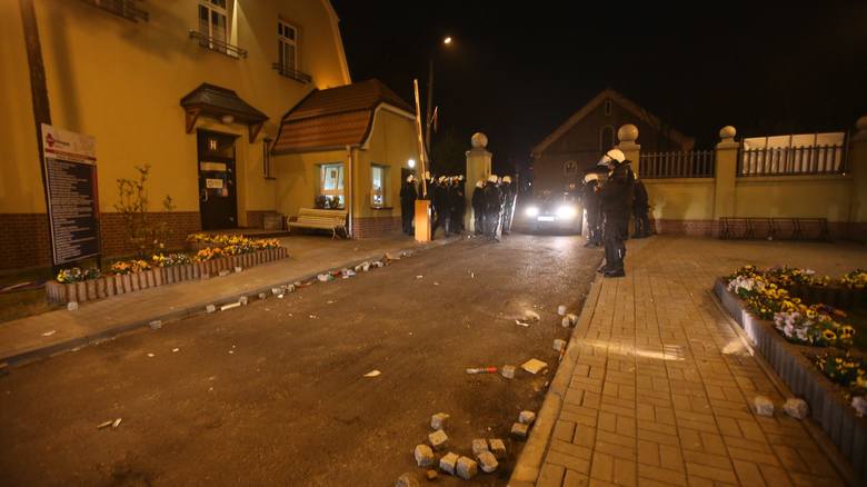 Po godz. 22.00 doszło do kolejnych starć z policją, tym razem pod szpitalem, w którym zmarł kibic