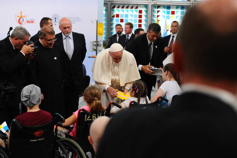 Papież odwiedził pacjentów Uniwersyteckiego Szpitala Dziecięcego w Prokocimiu. Ojca Świętego przywitała premier Beata Szydło
