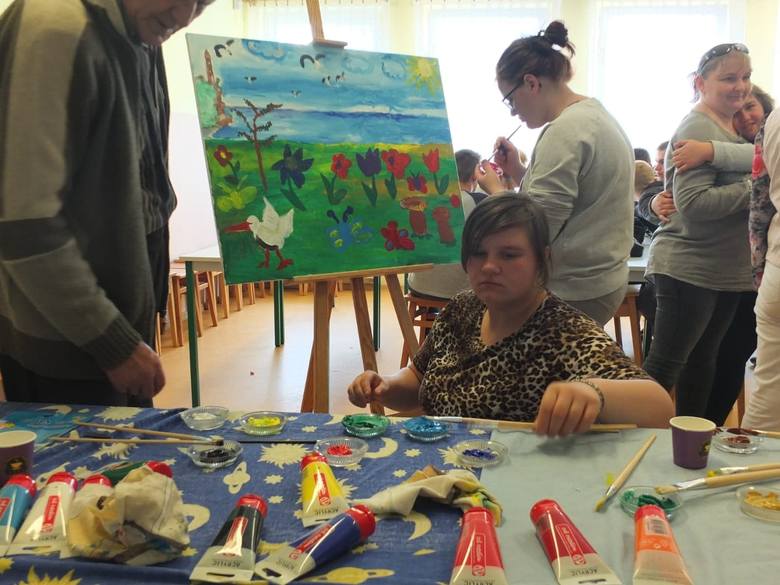 Niepełnosprawna młodzież stworzyła obraz razem ze słuchaczami łowickiego uniwersytetu seniorów [ZDJĘCIA]