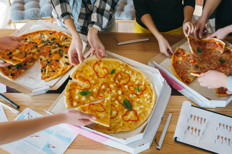 Różne rodzaje pizzy na stole