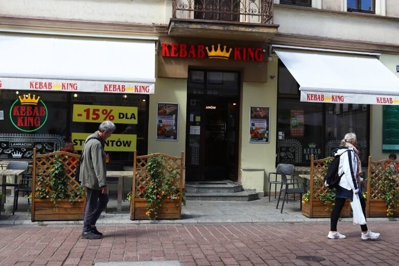 Do opisywanych wydarzeń doszło przed popularnym lokalem Kebab King przy ulicy szerokiej w Toruniu.