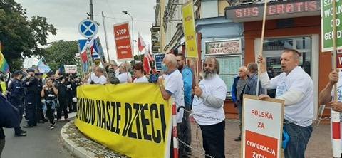 Polsko-niemiecki marsz równości idzie ulicami Słubic i Frankfurtu. Co tam się dzieje?  RELACJA LIVE 