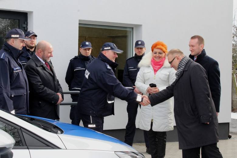 Uroczyste przekazanie kluczyków do radiowozu na ręce Komendanta Powiatowego Policji w Łowiczu [ZDJĘCIA]