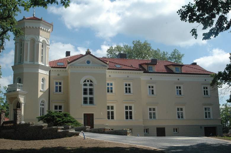 Beniamin Godyla kupił pałac w Pawłowicach jako niszczejący, opuszczony budynek po szkole rolniczej. W remont wpompował ok. 5 milionów złotych i z XIX