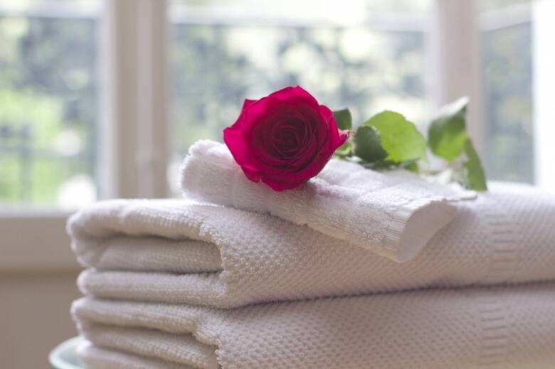 Ręczniki, które nie są w danym czasie użytkowane warto schować.