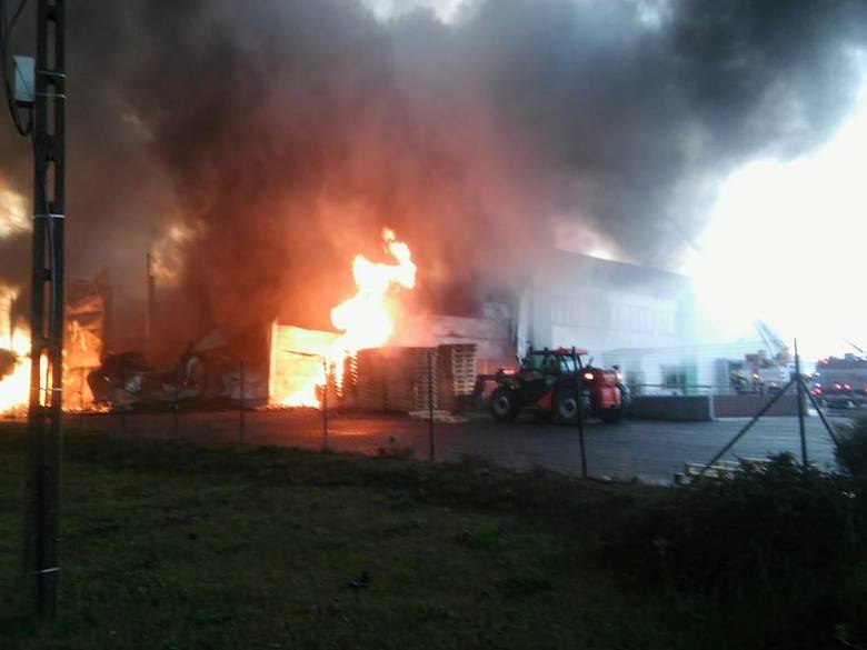 Pożar hali produkcyjnej firmy Hajduk w Lipinkach (pow. wschowski)