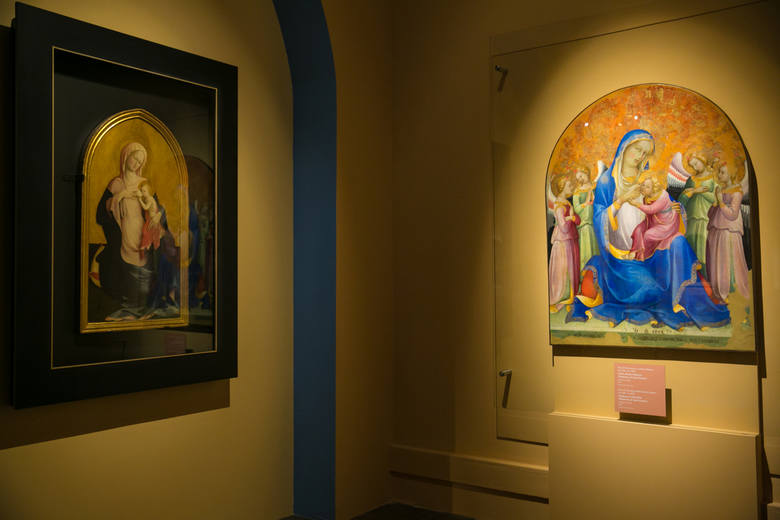 Na wystawie, której kuratorami są prof. Piotr Krasny i prof. Giovanni Morello, zobaczymy w sumie 90 dzieł - rzeźb, grafik, obrazów, a nawet tkanin. Wszystkie łączy jedno - wizerunek Maryi jako Matki Miłosierdzia. 