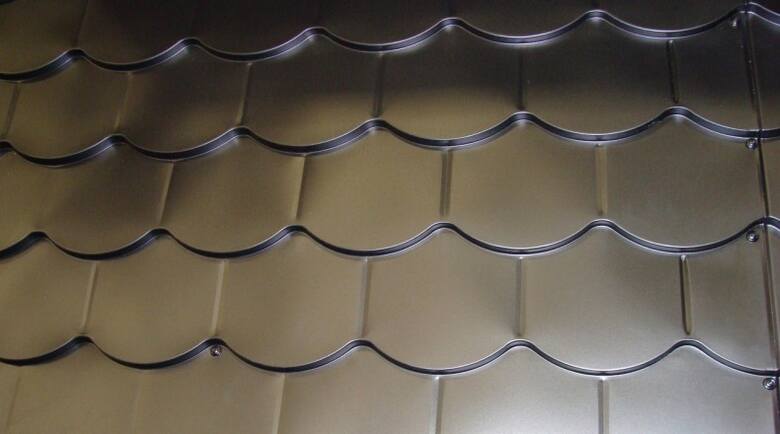 Blachodachówka naśladująca kształt klasycznej dachówki ceramicznej - karpiówki.