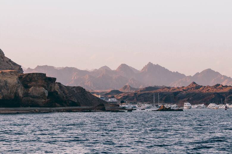 Sharm el-Sheikh to najsłynniejszy kurort na Synaju. Łączy typowe turystyczne luksusy i atrakcje z surowym pięknem natury.