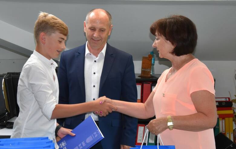 Młodzi sportowcy gminy Oświęcim otrzymali nagrody finansowe od wójta Mirosława Smolarka