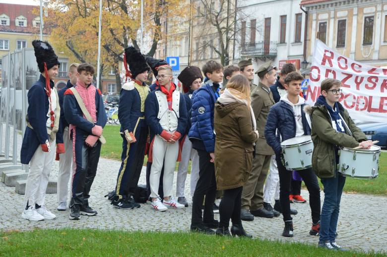 Patriotyczny marsz uczniów szkół pijarskich w Łowiczu [ZDJĘCIA]