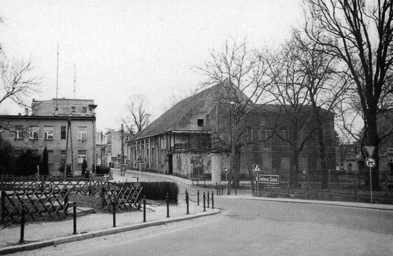 Powiatowy Dom Kultury w Gubinie (po likwidacji powiatu gubińskiego w 1961 roku - Miejski Dom Kultury). Mieścił się w okolicach dzisiejszej ulicy Różanej, ówczesnej ul. Wilhelma Piecka. Mieściło się tam między innymi kino "Koral".