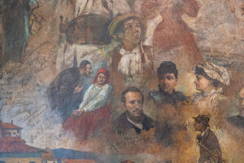 Na ścianie garderoby pozostały freski, na których uwieczniono sceniczne kreacje Solskiego